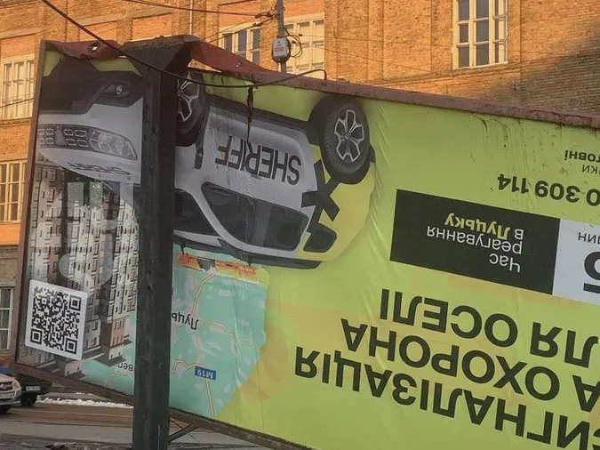 Повідомили деталі падіння білборда у Луцьку (фото, відео)