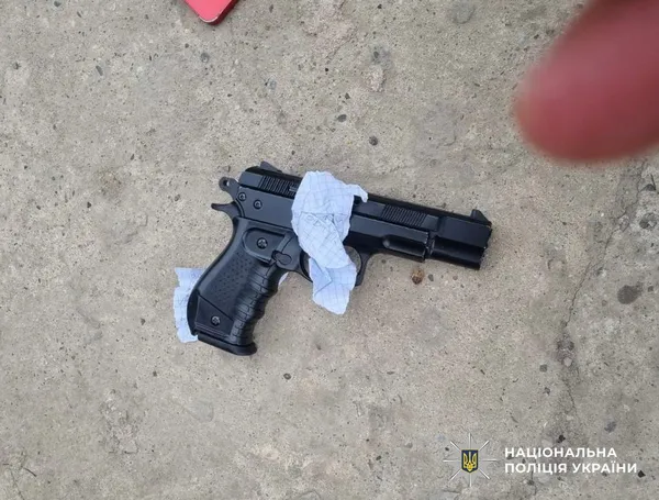 Стрілянина в школі: на Закарпатті 9-класник на уроці вистрелив у свого однокласника (фото)
