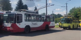 У Луцьку показали «обід» двох унікальних тролейбусів (фото)