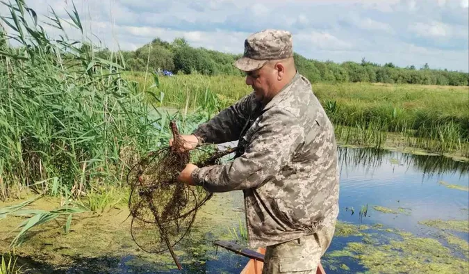 Із річки Прип'ять на Волині дістали браконьєрські сітки та ятери (фото)