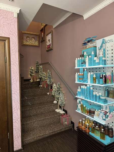 У центрі Луцька продають елітний салон краси (фото)