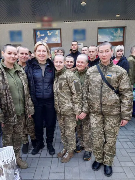 Звільнених із полону українських бійців везуть додому (фото)