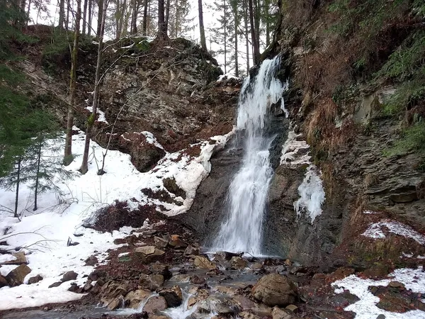 Де в Карпатах є маловідоме село з мальовничими водоспадами