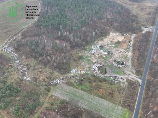 Екологічне лихо: поблизу Луцька виявили два величезні стихійні сміттєзвалища (фото)