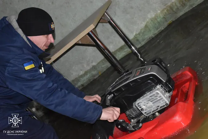 Понад 40 м³ води: у Луцьку на Соборності затопило підвал (фото)