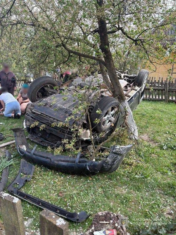 На Камінь-Каширщині п’яний водій Toyota перекинув авто: 18-річний пасажир – у реанімації