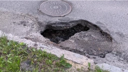 Будьте обережні: луцьких водіїв попереджають про яму на Степана Бандери (фото)