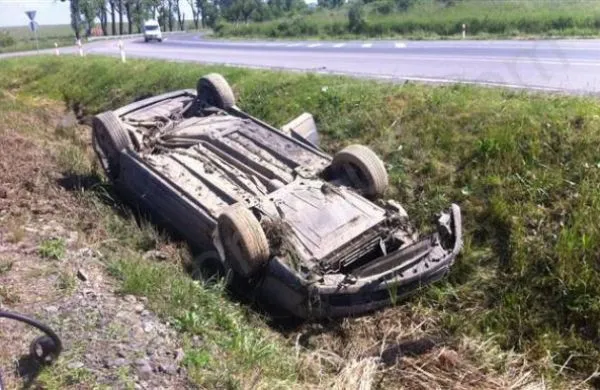 На Волині авто злетіло у кювет