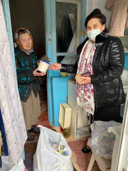 Лучанка з Еміратів роздала 5 тонн продуктів людям похилого віку (фото)