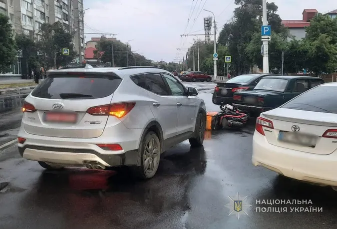 У Луцьку біля «Променя» Hyundai збив чоловіка на електровелосипеді (фото)