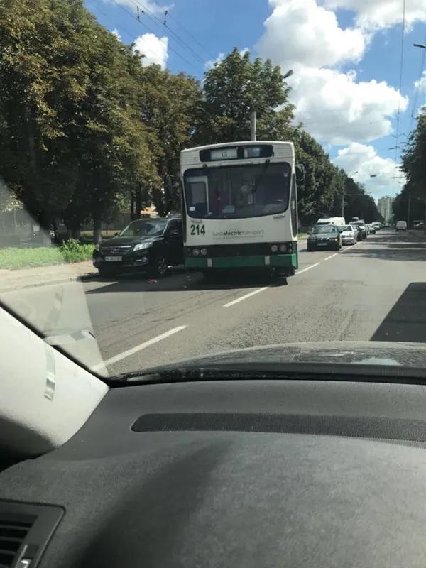 У Луцьку зіткнулися тролейбус та іномарка (фото)