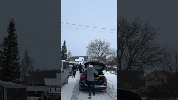 Буковель біля Луцька: на високу гірку їдуть покататися сотні дітей та дорослих (відео)