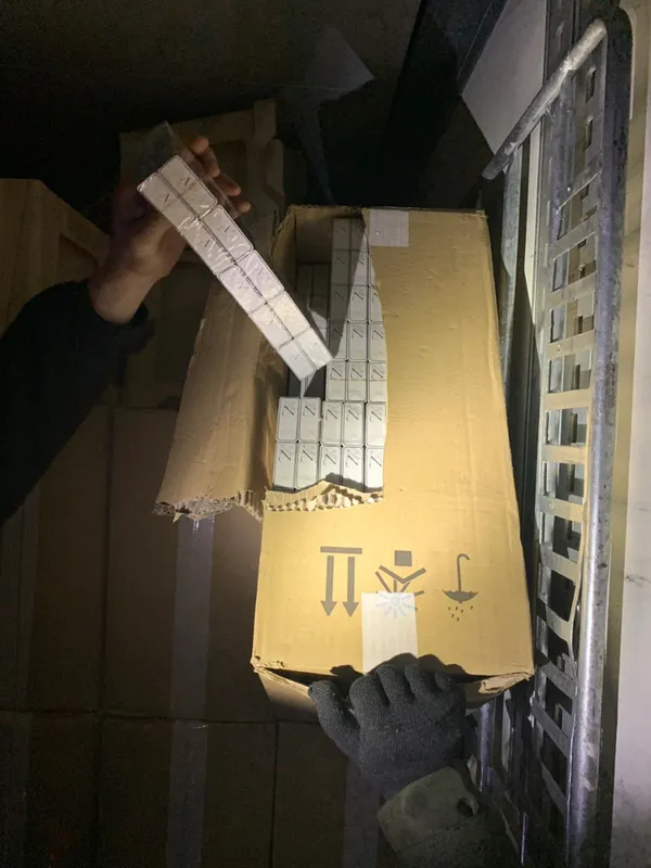 Волинські митники знайшли контрабанду сигарет з Білорусі на майже 2 млн грн