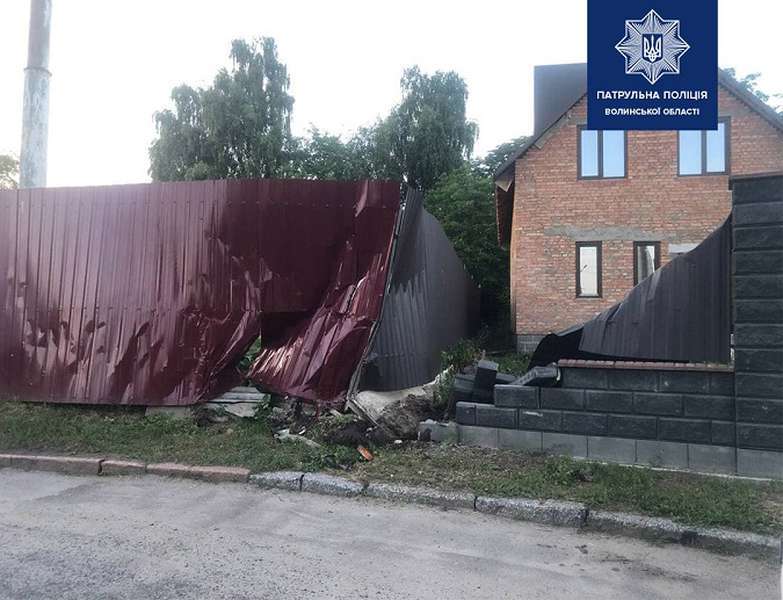 Зруйнований у Луцьку паркан відновили за гроші водійки тролейбуса (фото)