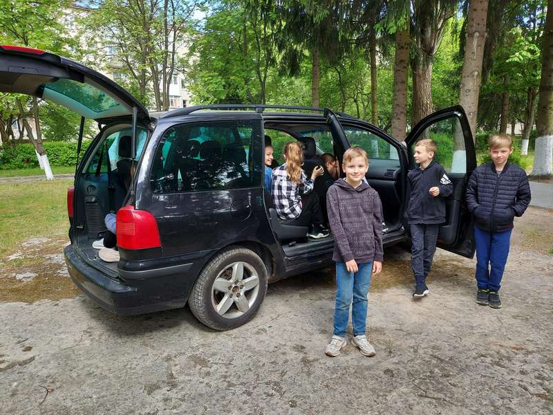 Діти з Луцька продали малюнки у США і купили авто для 14 бригади (фото)