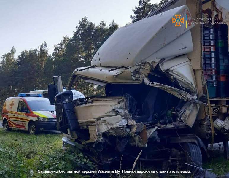 Водія з розтрощеної під Маневичами вантажівки діставали рятувальники (фото)