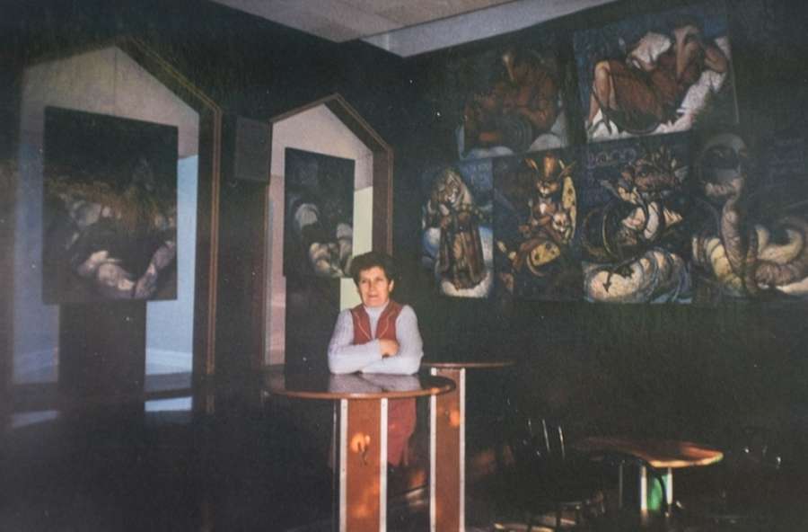 Інтер’єр закладу, 1990-ті. Видно роботи Миколи Кумановського. Тут і далі фото з архіву продавчинь><span class=