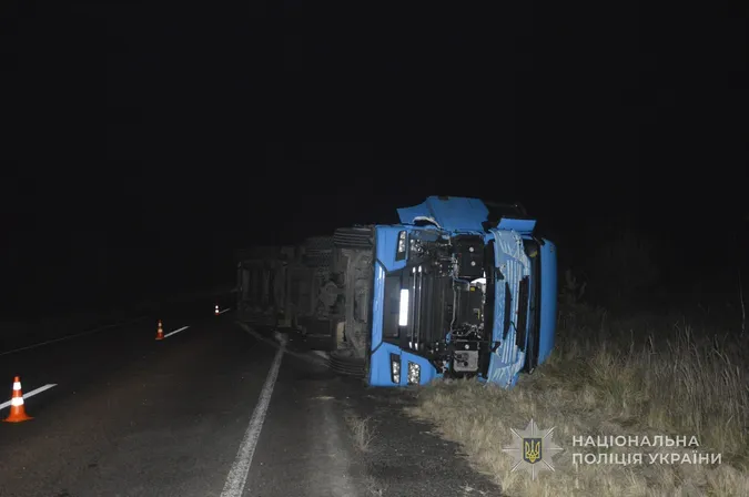На Волині вантажівка збила велосипедиста і перекинулась: є травмовані (фото)