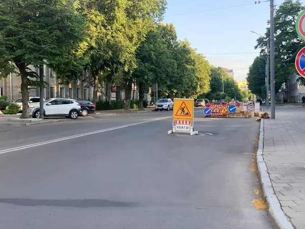 У Луцьку на Шопена вирили тунель: що коїться (відео)