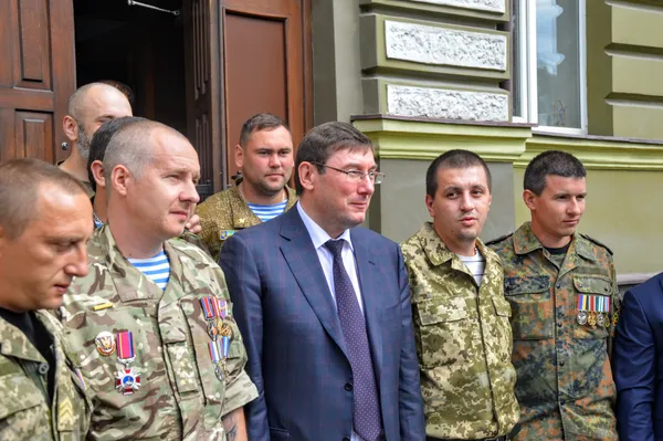 Спершу мужики хотіли зробити селфі з Луценком