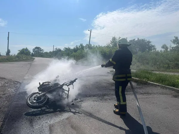 Біля Нововолинська зайнявся мотоцикл: водій отримав травми й опіки (фото)