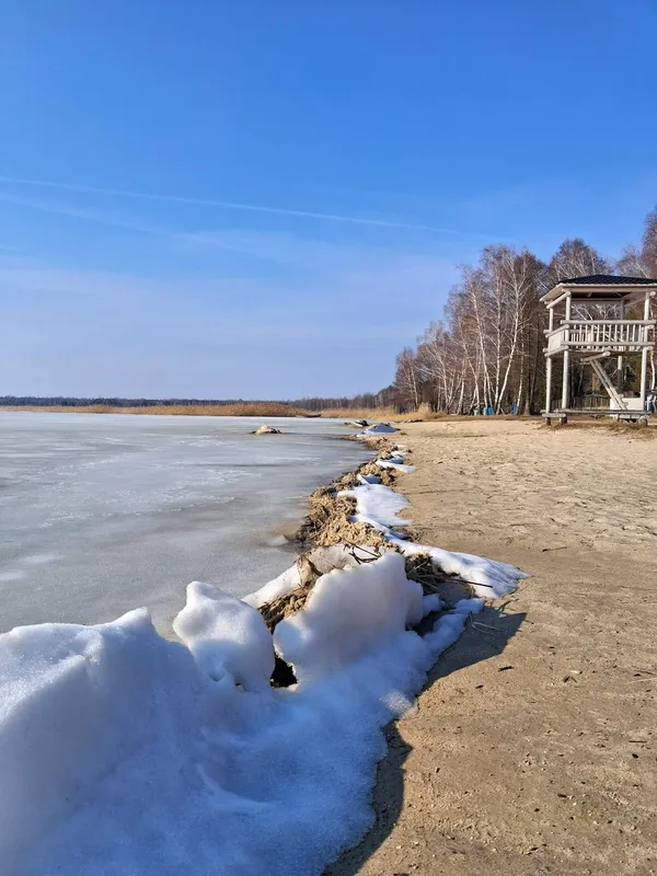 Крига, сонце і весна: Світязь огорнули перші теплі промені (фото)