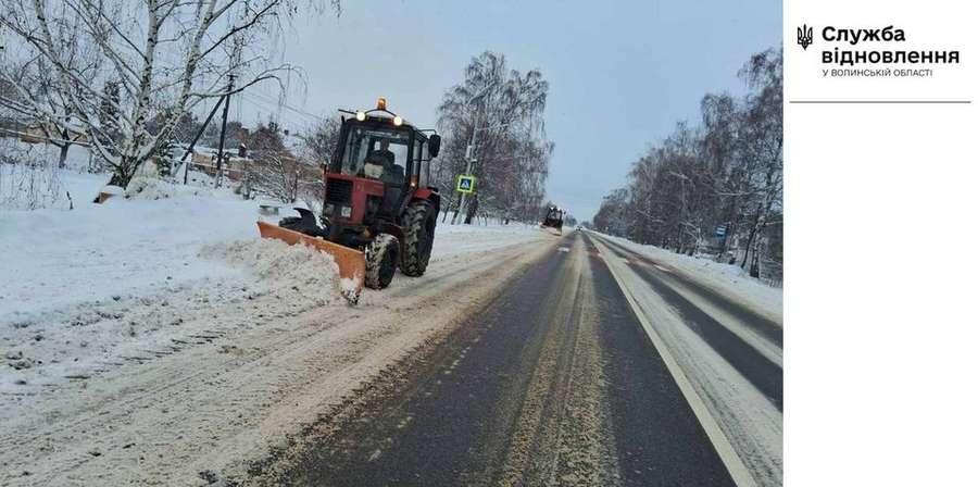 Снігопад: на Волині цілодобово чистять і посипають дороги (фото, відео)
