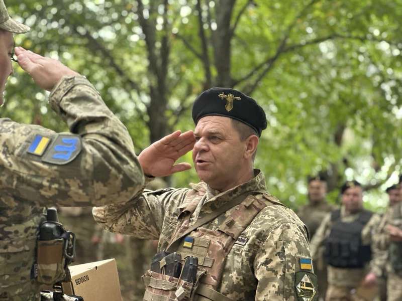 Нагороди, відзнаки та подарунки: воїнів-танкістів з 14-ї ОМБр вітали з професійним святом (фото)