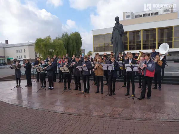 У центрі Луцька просто неба зіграв оркестр (фото, відео)