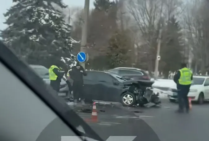 У Луцьку біля лікарні – сильна автотроща (оновлено)