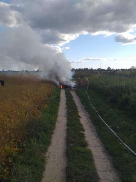 На Волині посеред поля загорілася автівка (фото)