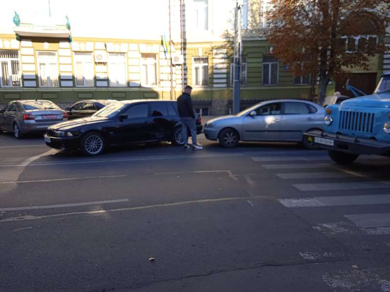 Ранкова ДТП на Винниченка: дорогу не поділили два авто (фото)