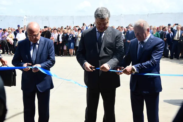 VIP-персони, гвинтокрили та новий завод: репортаж з візиту Порошенка на Волинь (фото)