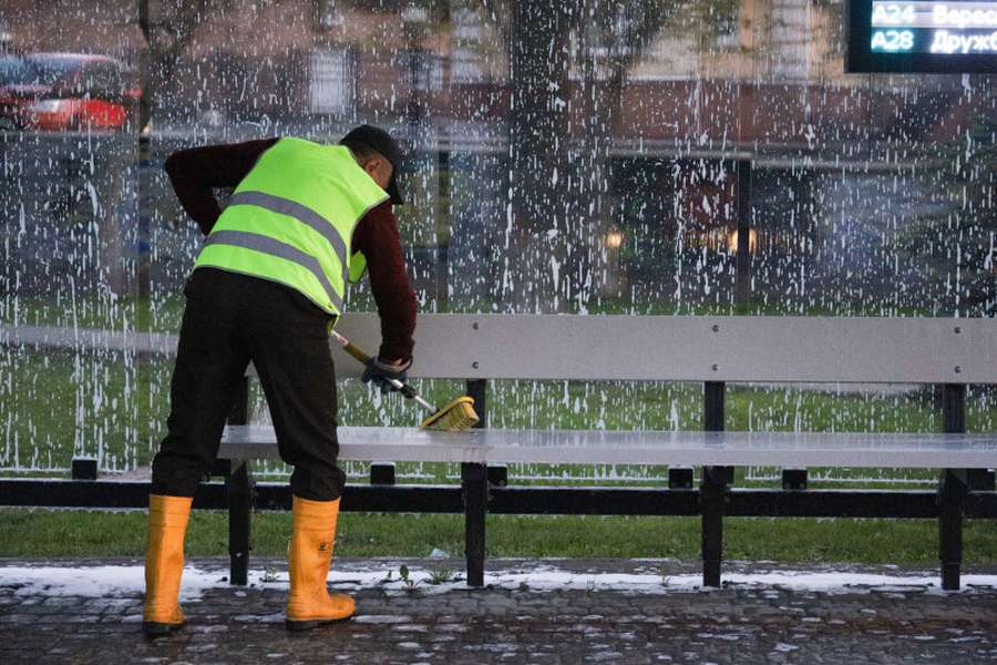 Кожну – півтори години: у Луцьку миють зупинки громадського транспорту (фото)