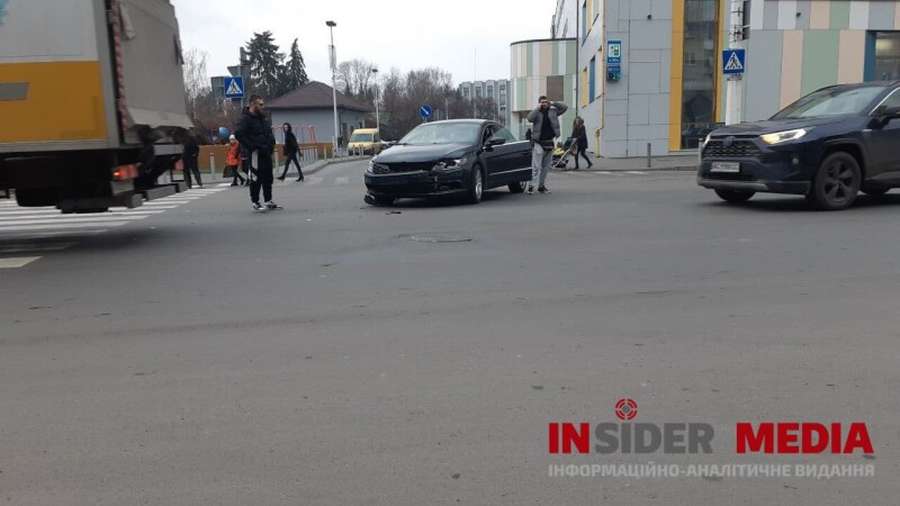 У Луцьку на проспекті Грушевського сталася ДТП зі «швидкою» – є постраждалі (фото)