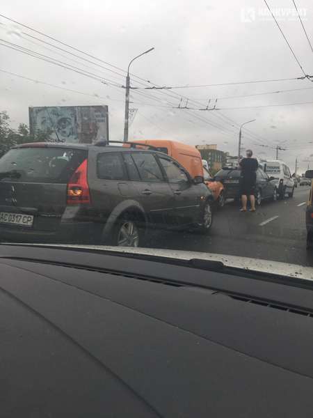 У Луцьку на шляхопроводі біля «Там Таму» – масштабна аварія (фото, відео)