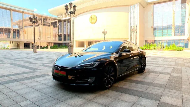 Лукашенко протестував Tesla Model S (відео)
