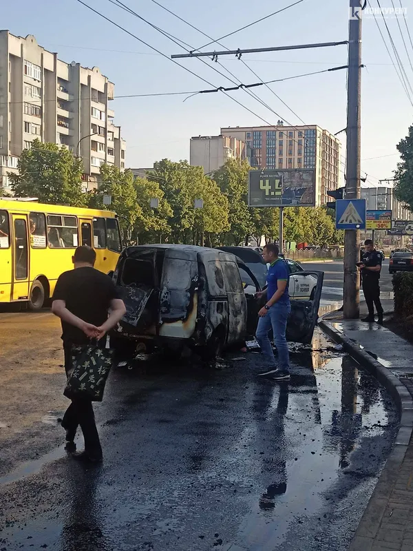 На Соборності в Луцьку загорівся автомобіль (відео)