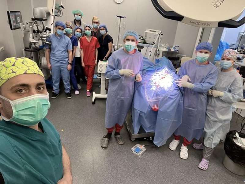 Під час операції розбудили пацієнтку: нейрохірург з Луцька видалив пухлину 16-річній дівчині (фото)