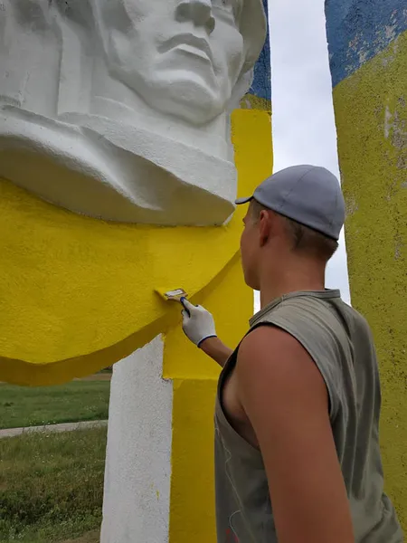 В Устилузі розфарбували в’їзний знак (фото)
