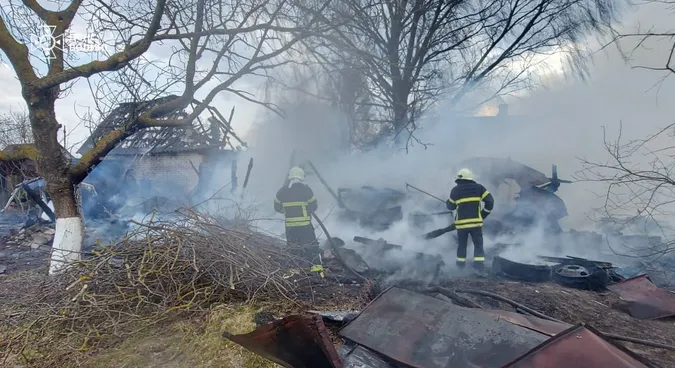 Поблизу Луцька через спалювання сміття згорів сарай і ледве не спалахнув будинок (фото)