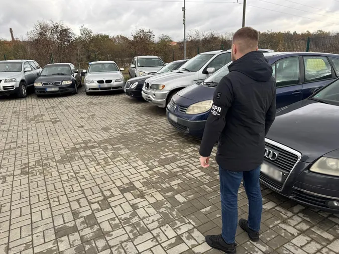 Ввезли і продали понад 700 авто: на Львівщині викрили псевдоблагодійників (фото)