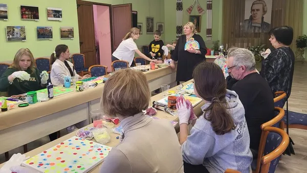Арттерапія: картини волинян повезуть в США на аукціон