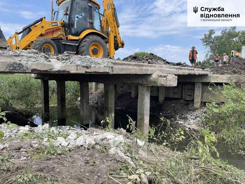У Луцькому районі вперше за 35 років ремонтують міст через річку (схема об'їзду)