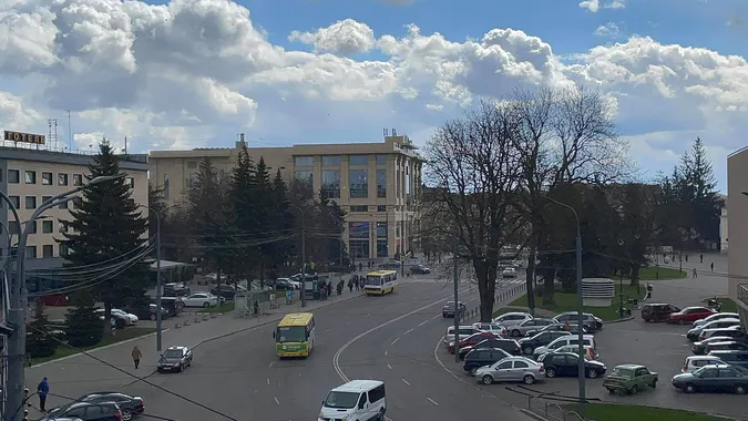 У Луцьку наприкінці квітня випав сніг (фото, відео)
