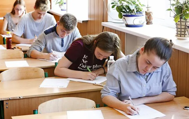 Зеленський пропонує звільнити випускників від ДПА у формі ЗНО