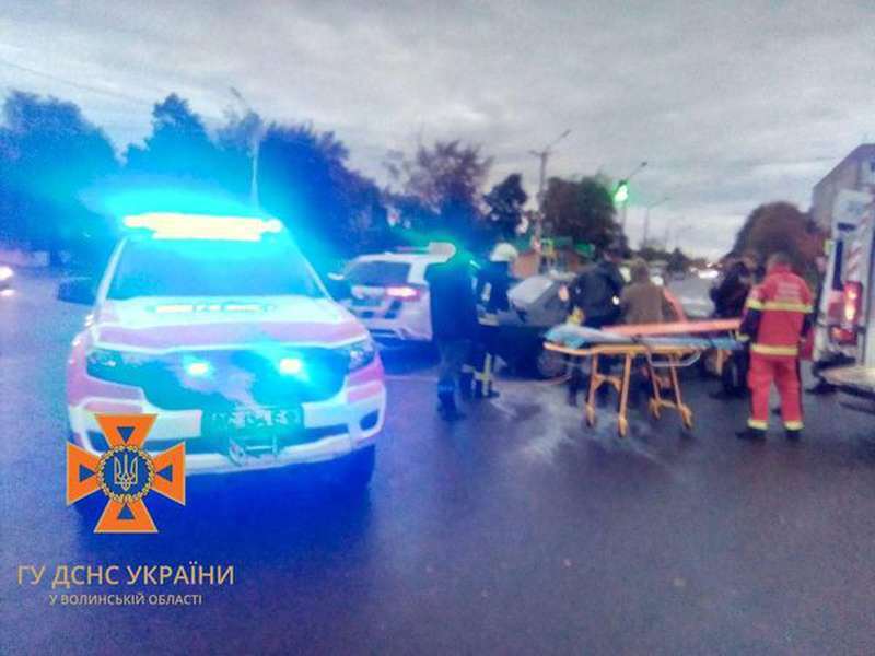 Аварія в Нововолинську: рятувальники деблокували з автівки жінку (фото, відео)