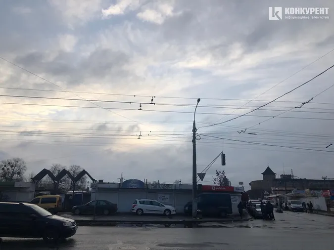 Підприємці забарикадували автомобілями Старий ринок у Луцьку (фото, відео)