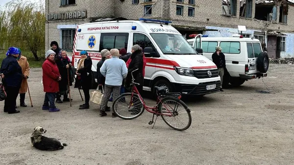 Люди з Херсонщини, які були в окупації гуртуються навколо автомобіля «швидкої» допомоги. Фото: Анатолій Калинюк