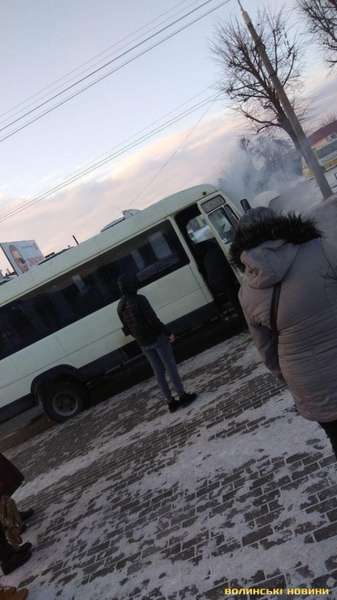 У Луцьку загорілася маршрутка, яка перевозила людей (фото)